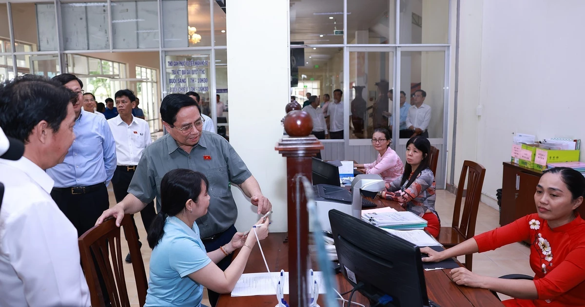 Le Premier ministre Pham Minh Chinh inspecte le Centre de services administratifs publics du quartier de Ninh Kiêu, à Cân Tho (delta du Mékong). Photo: VNA
