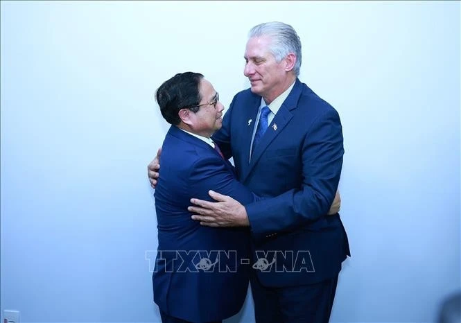Le Premier ministre Pham Minh Chinh (à gauche) rencontre le premier secrétaire du Parti communiste de Cuba (PCC) et président cubain Miguel Diaz Canel. Photo : VNA.