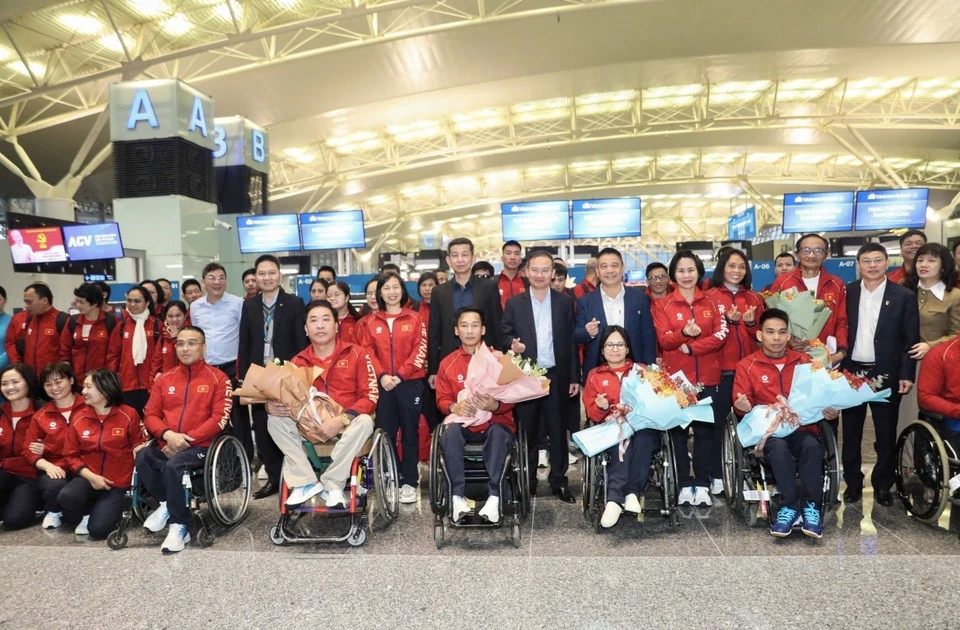 Les responsables de l’Administration vietnamienne des sports accompagnent la délégation lors de son départ à l’aéroport international de Noi Bai. 