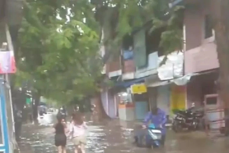 À Jakarta, les eaux de crue recouvrent routes et zones résidentielles suite aux fortes pluies du 12 janvier 2025. (Photo : www.jakartadaily.id) 