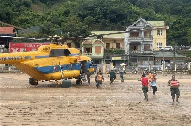 Mobilisation d’hélicoptères pour l’aide d’urgence dans les zones inondées de Nghe An. Photo : VNA.