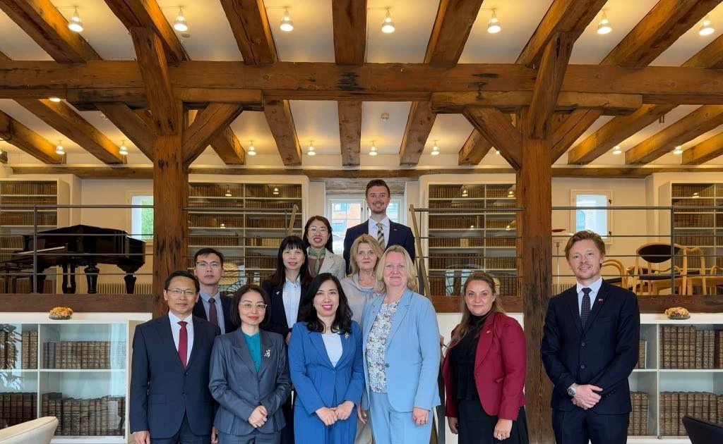 La vice-ministre vietnamienne des Affaires étrangères, Le Thi Thu Hang, et la secrétaire d'État au Commerce et aux Investissements du ministère danois des Affaires étrangères, Lina Gandløse Hansen ont coprésidé la 3e consultation politique Vietnam-Danemark. Photo : VNA.
