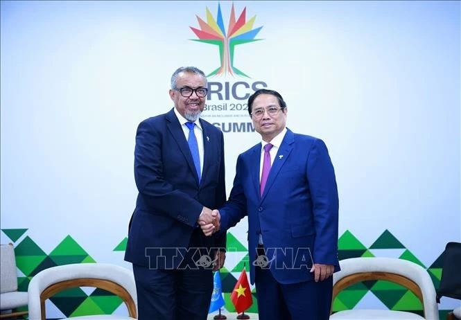 Le Premier ministre Pham Minh Chinh (droite) et le directeur général de l'Organisation mondiale de la santé (OMS), Tedros Adhanom Ghebreyesus. Photo : VNA. 