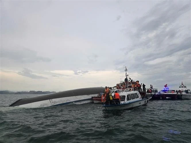 Les autorités de la province de Quang Ninh (Nord) poursuivent activement les opérations de secours après le naufrage d’un bateau touristique survenu cet après-midi dans la baie de Ha Long. Photo : VNA.