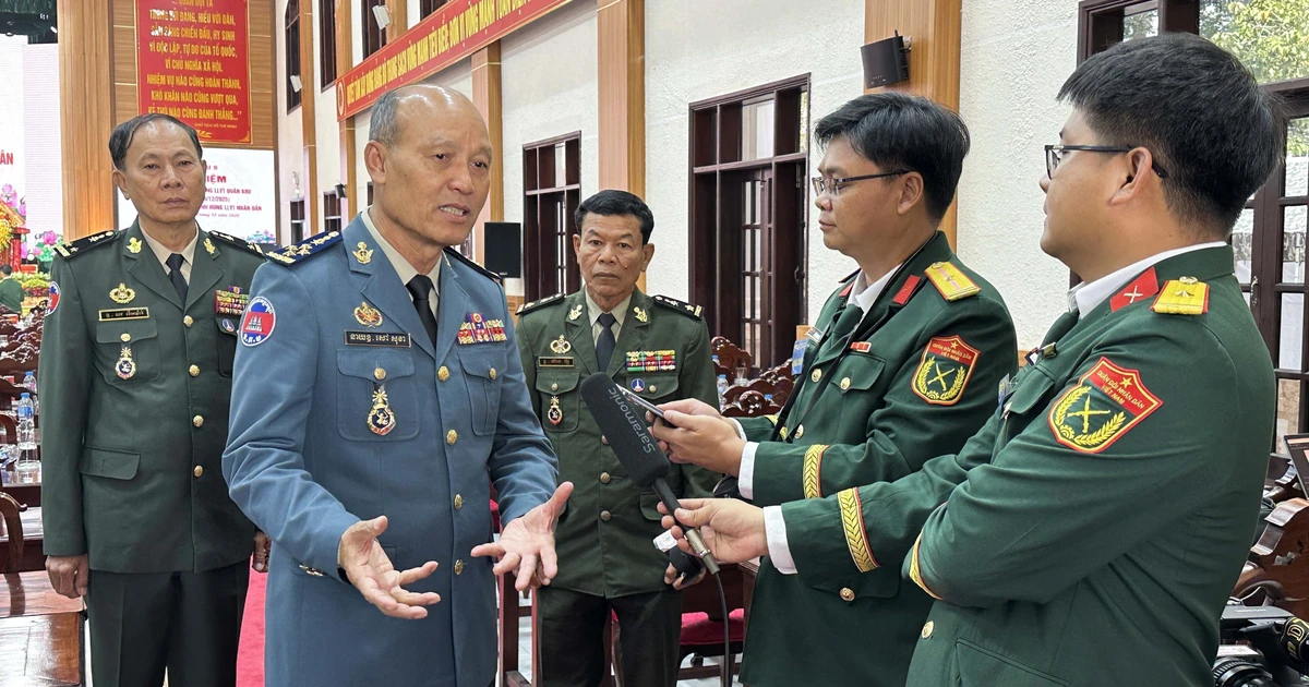 Le général Sao Sokha, commandant de la Gendarmerie royale et commandant en chef adjoint des Forces armées royales cambodgiennes (FARC), répond aux questions des médias vietnamiens. Photo : VNA