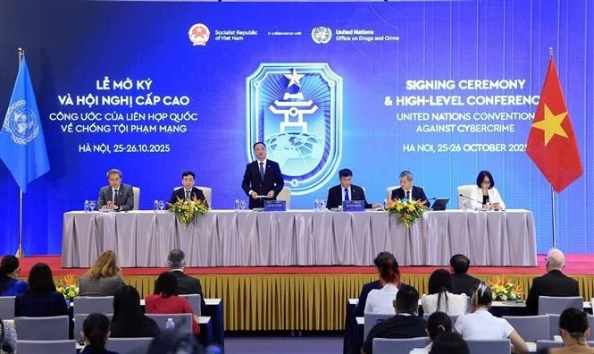 Lors de la conférence de presse internationale afin de présenter les résultats de la cérémonie d’ouverture à la signature de la Convention des Nations Unies contre la cybercriminalité, dite Convention de Hanoï. Photo : VNA