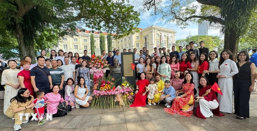 Des Vietnamiens de Singapour déposent des fleurs au pied de la statue du Président Ho Chi Minh, au Musée des civilisations asiatiques de Singapour, à l’occasion du 80e anniversaire de la Révolution d’août et de la Fête nationale, le 2 septembre. Photo : VNA