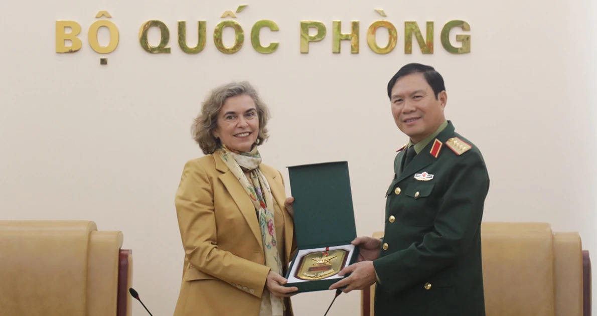Le général Nguyen Tan Cuong, chef d’état-major général de l’Armée populaire du Vietnam et vice-ministre de la Défense, et l’ambassadrice d’Espagne au Vietnam, Carmen Cano De Lasala. Photo : mod.gov.vn