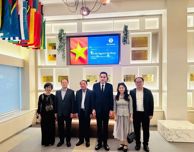 Le ministre Nguyen Van Hung, à la tête d'une délégation vietnamienne pour visiter et collaborer avec l'Organisation des Nations Unies pour le tourisme. Photo : ONU Tourisme