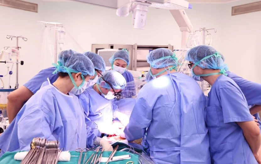 Le 9 novembre, l’Hôpital militaire central 108 a annoncé avoir réalisé avec succès une greffe multi-organes prélevée sur un donneur en état de mort cérébrale, sauvant six patients en état critique et deux autres en attente de transplantation. Photo : Hôpital militaire central 108.