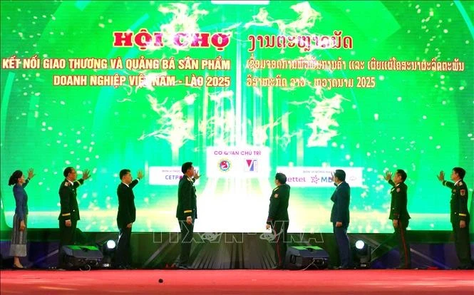 Lors de l'ouverture de la foire. Photo : VNA.