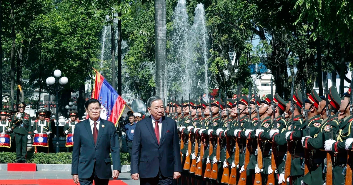 Les deux dirigeants passent en revue la garde d'honneur de l'Armée populaire lao. Photo : VNA. 