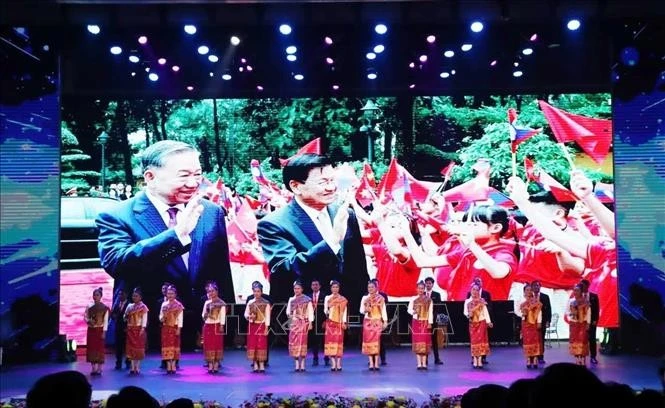 Lors du programme artistique saluant le 50e anniversaire de la Fête nationale lao et la solidarité Vietnam - Laos. Photo : VNA 