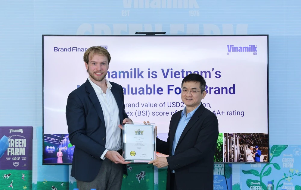 Nguyen Quang Tri (à droite), directeur marketing chez Vinamilk, reçoit le certificat des 100 marques les plus valorisées du Vietnam des mains d'un représentant de Brand Finance. Photo : Vietnamplus 
