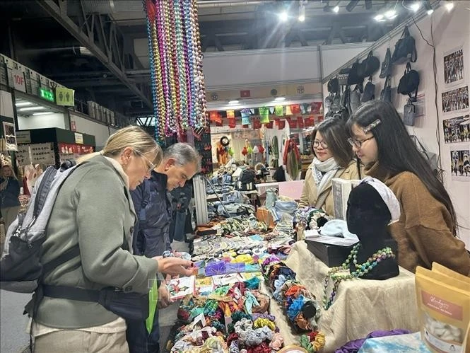 Les visiteurs au pavillon du Vietnam à la Foire internationale de l’artisanat Artigiano in Fiera. Photo : VNA 