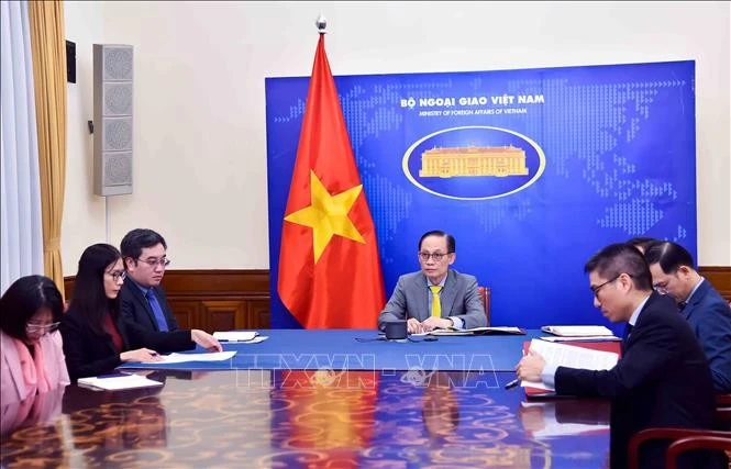 Dans l’après-midi du 23 décembre, Le Hoai Trung, ministre vietnamien des Affaires étrangères, s’est entretenu par téléphone avec Jean-Noël Barrot, ministre français de l’Europe et des Affaires étrangères. Photo : VNA
