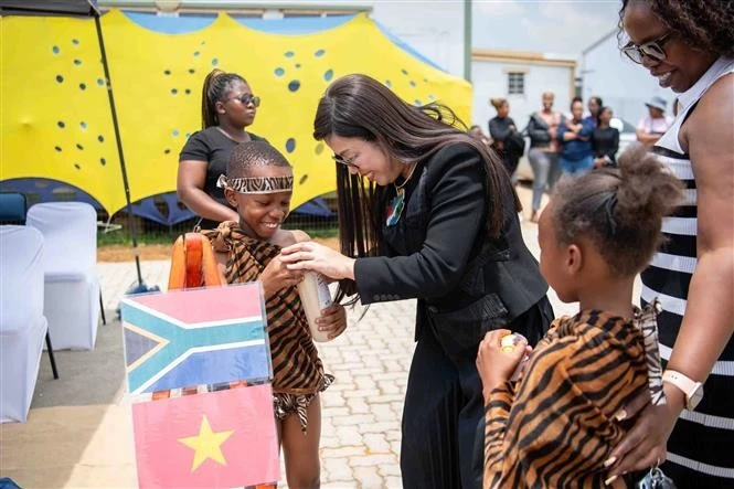Le Thi Bich Tran, épouse du Premier ministre Pham Minh Chinh, rend visite aux habitants de Tsakane (Afrique du Sud) et leur offre des cadeaux. Photo : VNA