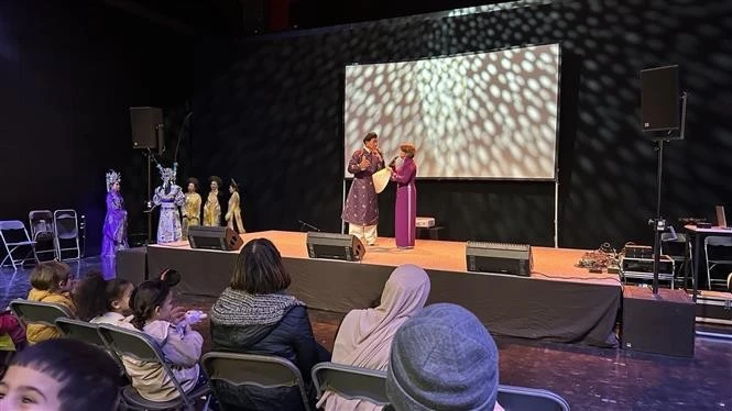 Lors du festival, l’association « Tiếng tơ đồng » a présenté des spectacles de musique traditionnelle de Huê. Photo : VNA. 