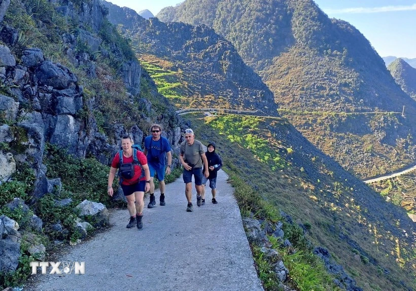 Des touristes étrangers explorent Tuyen Quang. Photo : VNA. 