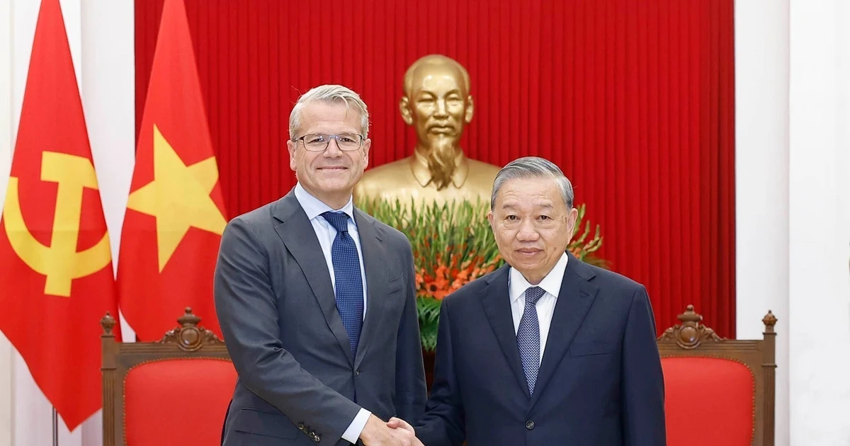 Le secrétaire général du Pari communiste du Vietnam (PCV) To Lam (à droite) reçoit dans l’après-midi du 18 novembre, à Hanoï, Vincent Clerc, directeur du groupe A.P. Moller - Maersk (Danemark). Photo : VNA 