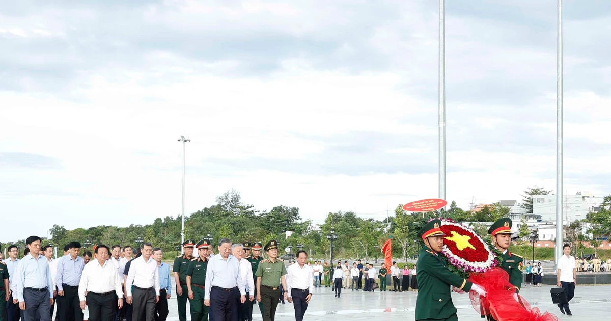 Le leader du PCV rend hommage au Président Hô Chi Minh et aux martyrs à Phu Quoc. Photo : VNA. 