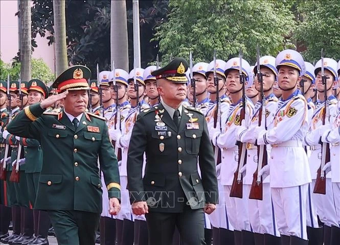 Le chef d'état-major général de l'Armée populaire vietnamienne et vice-ministre de la Défense, le général Nguyen Tan Cuong (gauche) et le chef des forces de défense thaïlandaises, le général Songwit Noonpackdee. Photo : VNA. 