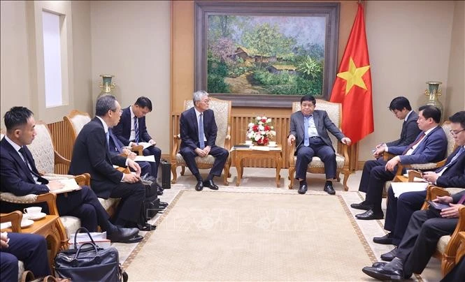 Lors de la rencontre entre le vice-Premier ministre Nguyen Chi Dung (droite) et Honna Hitoshi, président-directeur général de la société japonaise Erex Corporation. Photo : VNA. 