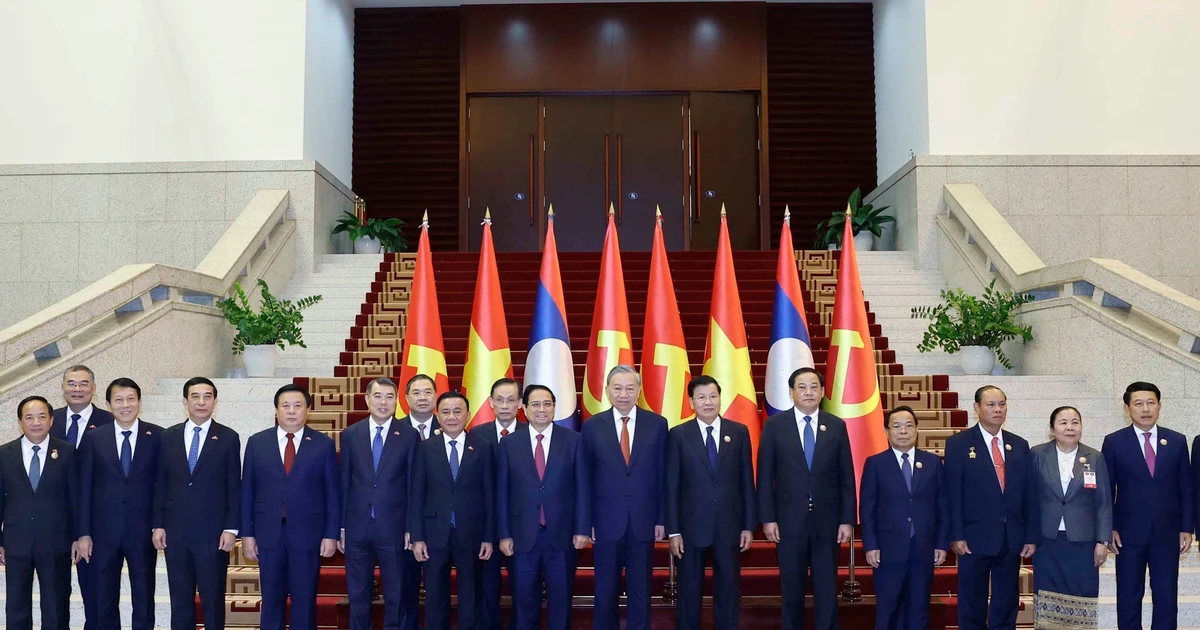 Les dirigeants des Partis et du gouvernements du Vietnam et du Laos. Photo: VNA.