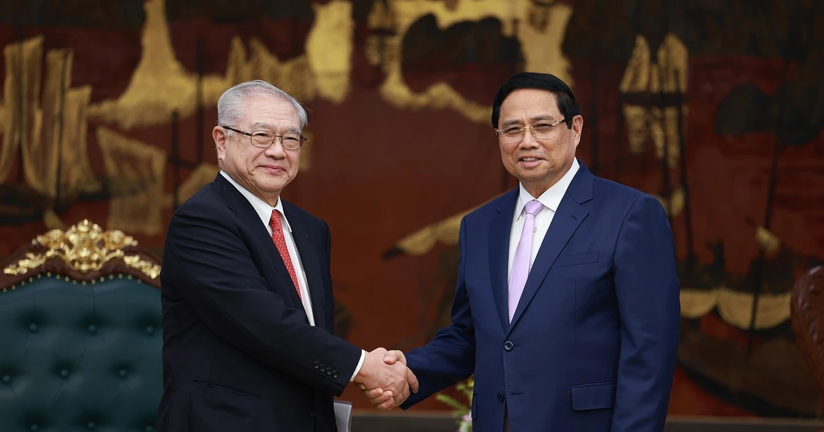Le Premier ministre Pham Minh Chinh (droite) reçoit le président de l’Association d’amitié Japon–Vietnam de la région du Kansai, Nishimura Teiichi. Photo: VNA
