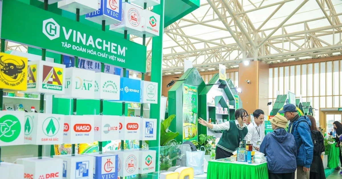 Avec plus de 3 000 stands nationaux et internationaux, la Foire d’Automne 2025 réunit des entreprises de 34 pays, illustrant le dynamisme et l’ouverture de l’économie vietnamienne. Photo: VNA 