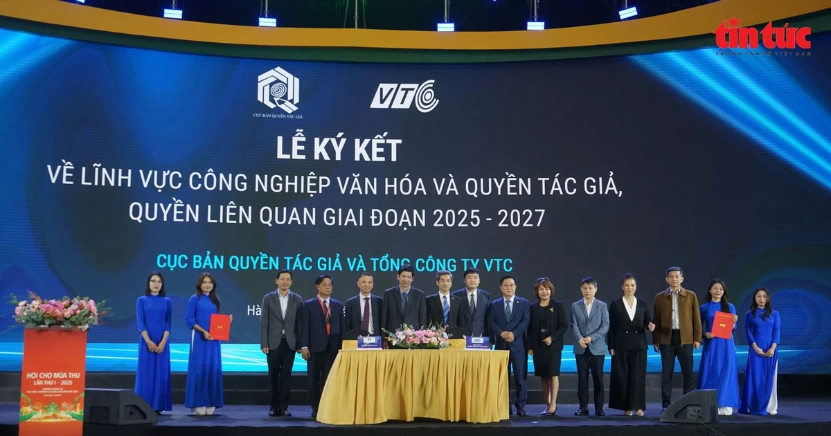 Cérémonie de signature de 18 accords dans le cadre de la Foire d'Automne 2025. Photo: VNA