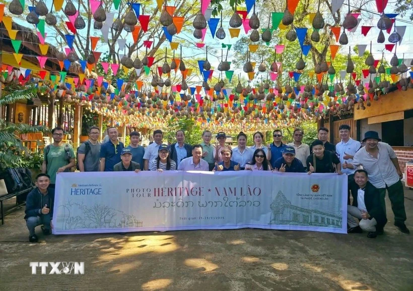 Des participants à « Photo tour ». Photo : VNA.