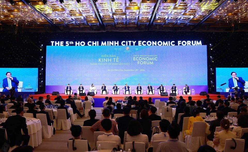 Un dialogue dans le cadre du Forum économique d’automne 2025. Photo: VNA