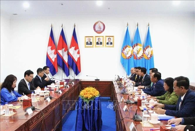 La délégation de la Commission centrale de la sensibilisation, de l’éducation et de la mobilisation des masses du PCV travaille avec la Commission centrale de la sensibilisation et de l’éducation du CPP. Photo : VNA.