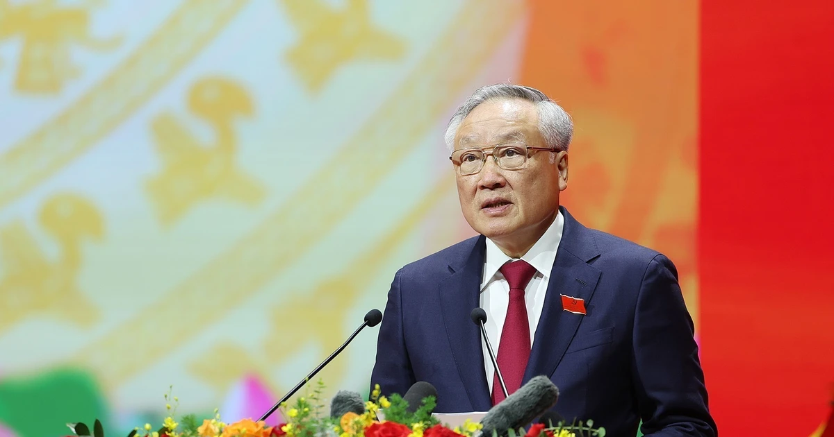 Nguyen Hoa Binh, membre du Bureau politique, secrétaire adjoint permanent du Comité du Parti du gouvernement et vice-Premier ministre permanent, présente un résumé du projet de rapport politique. Photo: VNA 