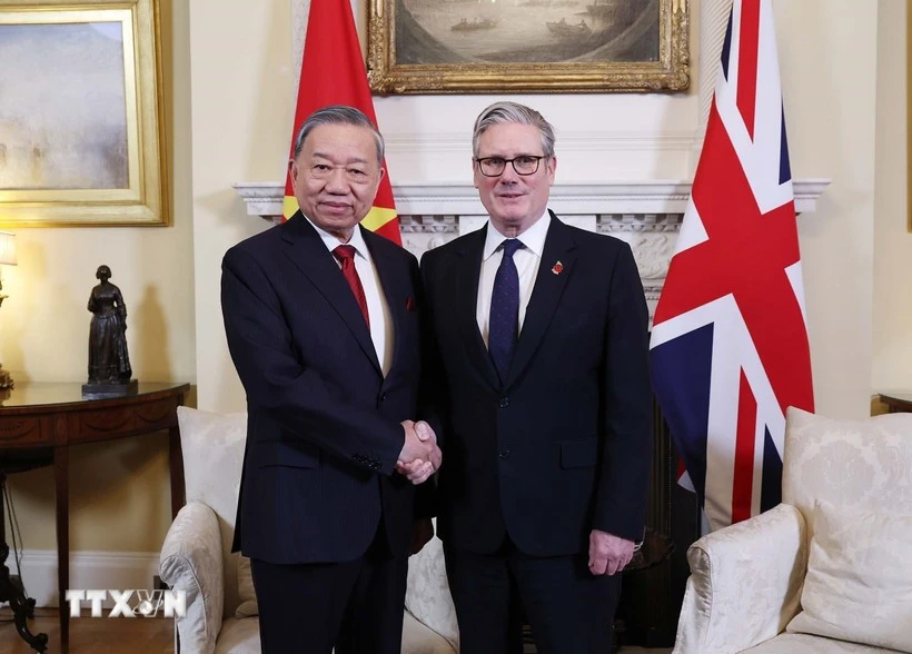 Le secrétaire général du Parti communiste du Vietnam (PCV), To Lam (gauche), et le Premier ministre britannique, Keir Starmer. Photo : VNA.
