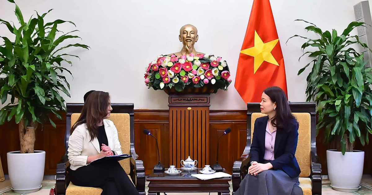 La vice-ministre vietnamienne des Affaires étrangères, Nguyen Minh Hang (droite) et son homologue chilienne, Gloria de la Fuente. Photo: baoquocte.vn 