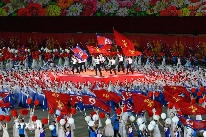 Le programme artistique marquant e 80e anniversaire du PTC (10 octobre 1945 – 2025). Photo: Xinhua/VNA. 