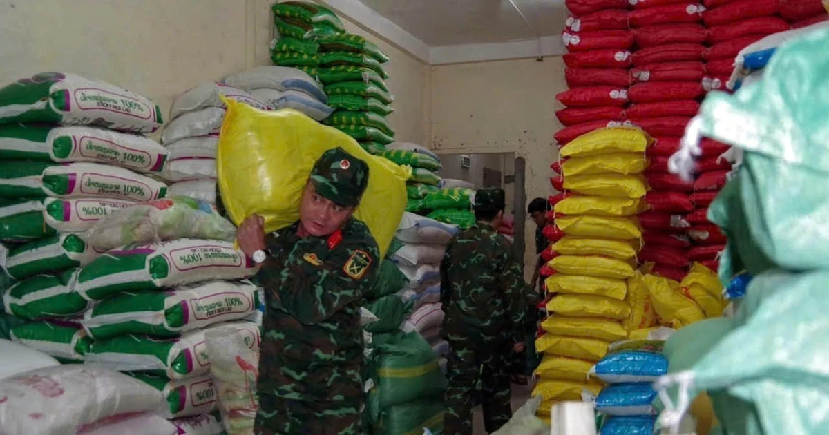 Acheminement du riz pour le distribuer à la population après les inondations. Photo : VNA.