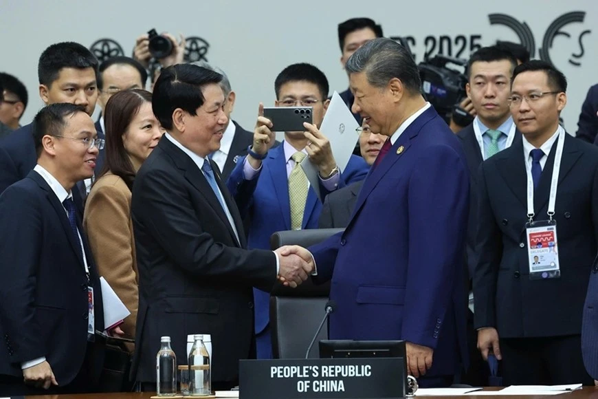 Le président vietnamien Luong Cuong (gauche) et le secrétaire général du Parti communiste chinois (PCC) et président chinois, Xi Jinping. Photo : APEC 2025 KOREA & Yonhap News.