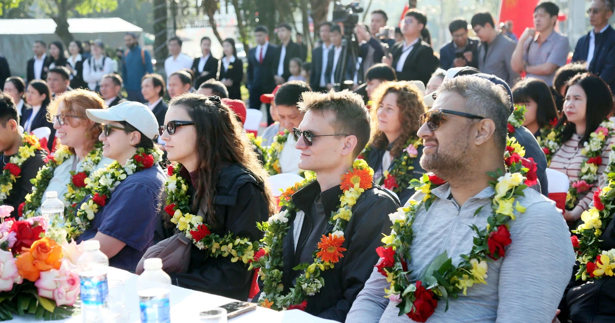 Les premiers touristes internationaux visitent le site naturel du patrimoine mondial de Phong Nha - Ke Bang dans la province de Quang Tri en 2026. Photo : VNA 