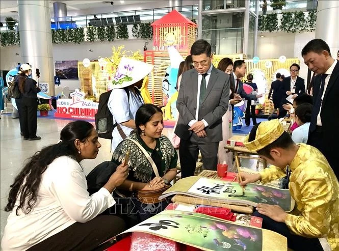 Hô Chi Minh-Ville présente la culture vietnamienne aux visiteurs étrangers. Photo : VNA.