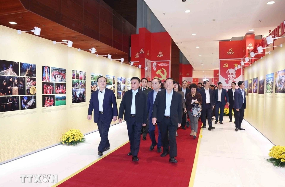 Tran Cam Tu, membre du Bureau politique et permanent du Secrétariat, préside la répétition préliminaire des préparatifs du XIVᵉ Congrès national du Parti communiste du Vietnam. Photo : VNA. 