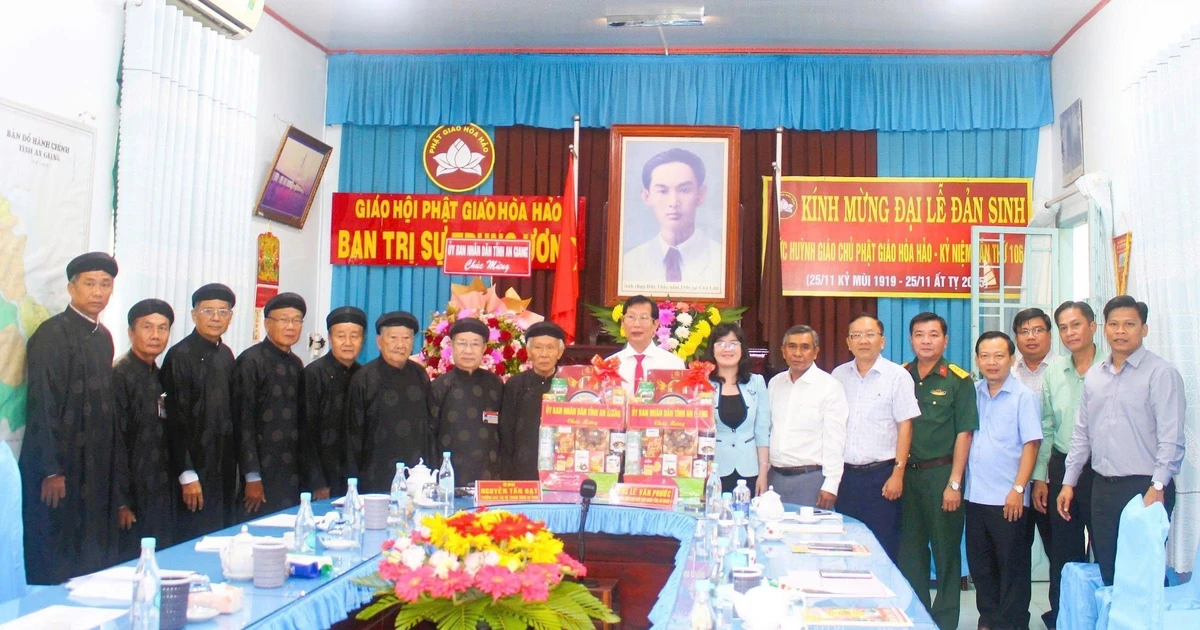 Une délégation des autorités de la province d’An Giang, conduite par Le Van Phuoc, vice-président du Comité populaire provincial, s'est rendue ce 5 janvier à la pagode An Hoa (commune de Phu Tan) pour présenter ses vœux au Comité central d’administration de la Sangha du bouddhisme Hoa Hao. Photo : VNA.