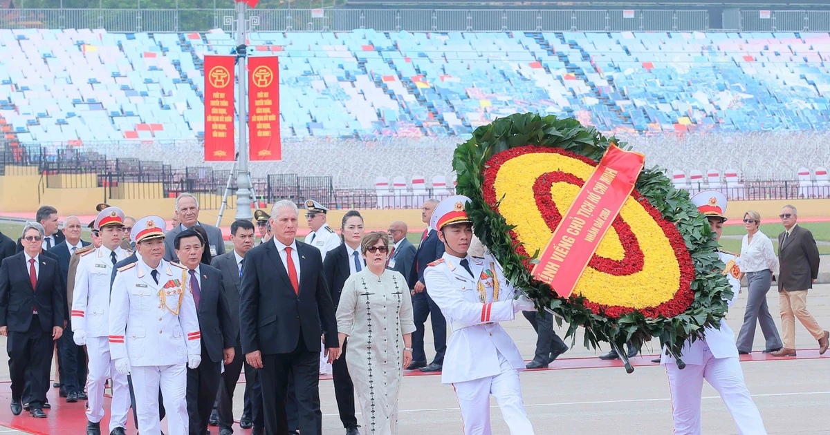 Le premier secrétaire du Comité central du Parti communiste de Cuba et président cubain Miguel Díaz-Canel Bermúdez, son épouse Lis Cuesta Peraza et des responsables cubains rendent hommage au Président Hô Chi Minh en son mausolée à Hanoï. Photo : VNA. 