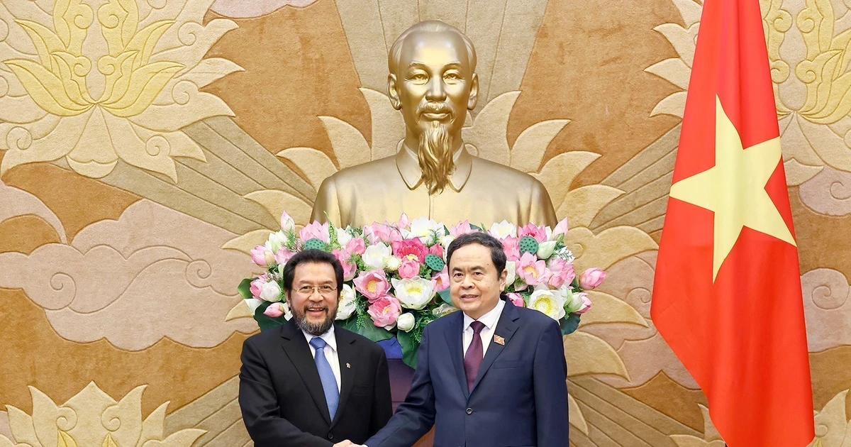 Le président de l’Assemblée nationale du Vietnam, Tran Thanh Man (droite), rencontre à Hanoi le vice-président du Conseil des représentants régionaux d’Indonésie (chambre haute), Yorrys Raweyai. Photo : VNA.