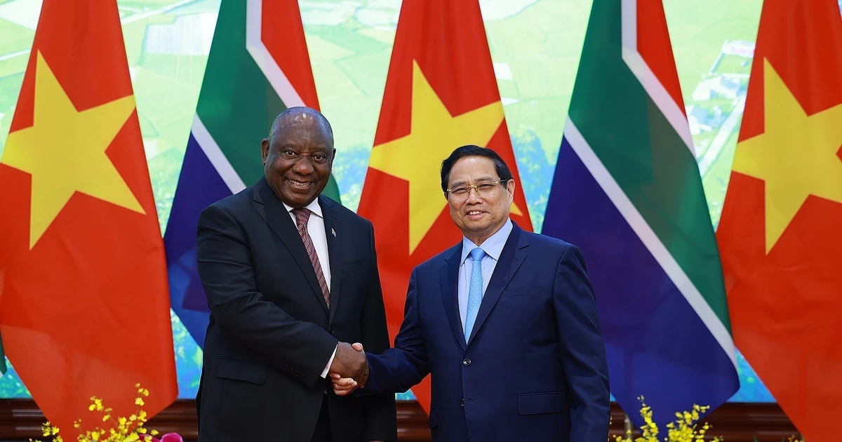 Le Premier ministre Pham Minh Chinh (droite) et le président de la République d’Afrique du Sud, Matamela Cyril Ramaphosa, à Hanoï. Photo : VNA. 