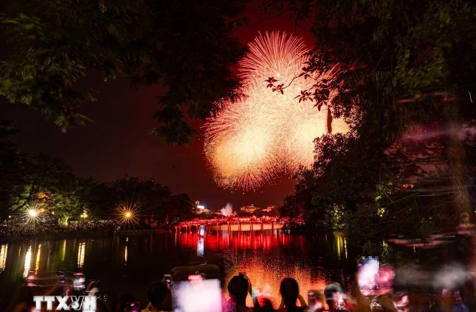 Le lac Hoàn Kiêm est l’un des cinq sites où se déroule le spectacle pyrotechnique de la Fête nationale. Photo: VNA