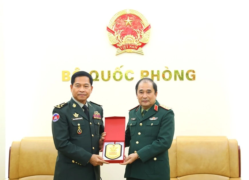 Le général de corps d’armée Phung Si Tan (droite), chef adjoint de l’État-major général de l’Armée populaire du Vietnam et le général Phorn Nara, secrétaire général du Comité national cambodgien des armes chimiques. Photo : VNA