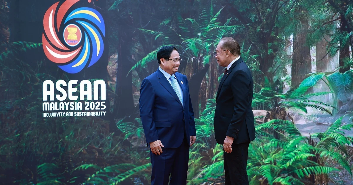 Le Premier ministre malaisien Anwar Ibrahim accueille le Premier ministre vietnamien Pham Minh Chinh (gauche). Photo : VNA.